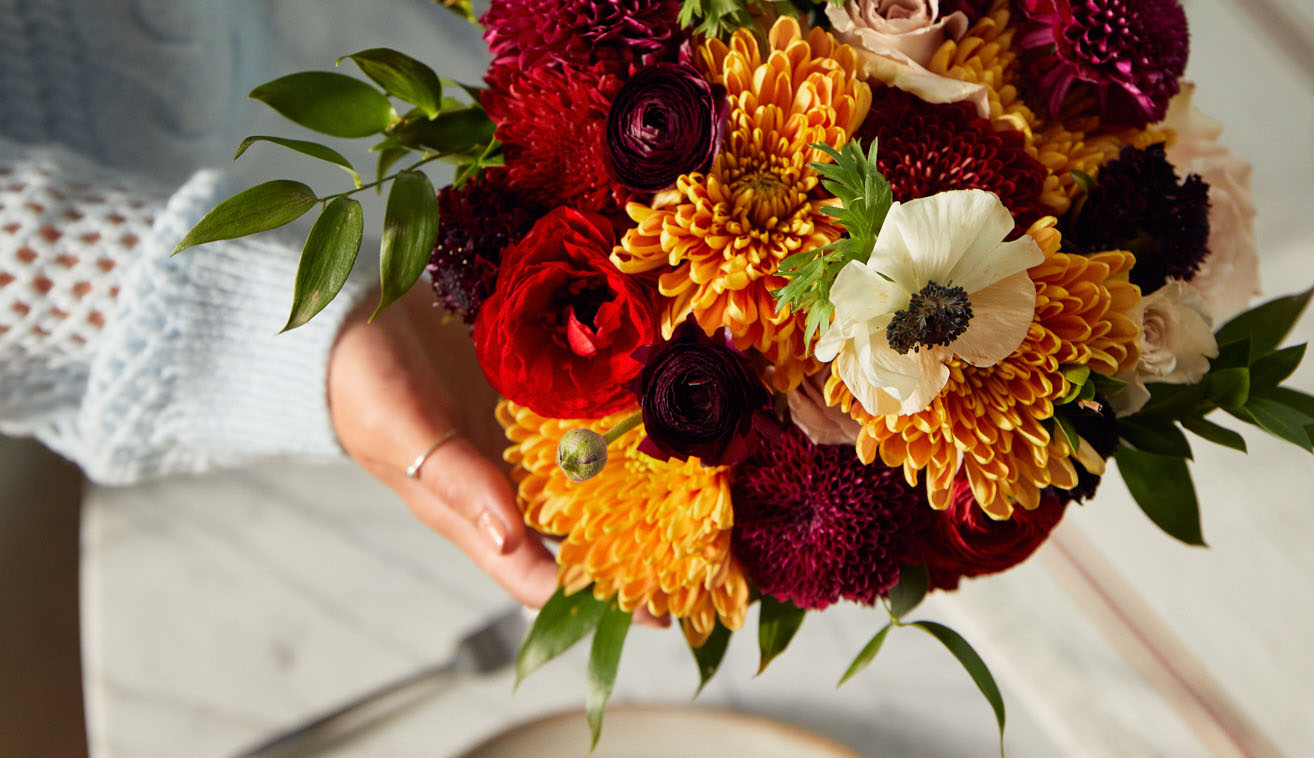 Thanksgiving floral centerpiece for a Friendsgiving dinner